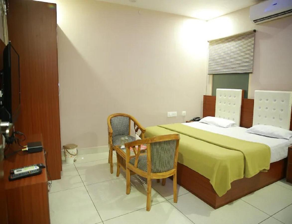 Hotel Kings, Rohtak Bagian luar foto